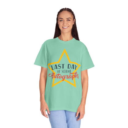 Last Day Of School Autographs Summer Break Goodbye Trendy Tee End-Of-Year Party Vacation Mode Unisex Heavy Cotton T-Shirt