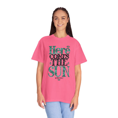 Here Comes The Sun Sunrise Beach Days Heartwarming Lovely Trendy Tee Adorable Warm Weather Unisex Heavy Cotton T-Shirt