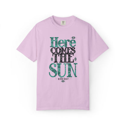 Here Comes The Sun Sunrise Beach Days Heartwarming Lovely Trendy Tee Adorable Warm Weather Unisex Heavy Cotton T-Shirt