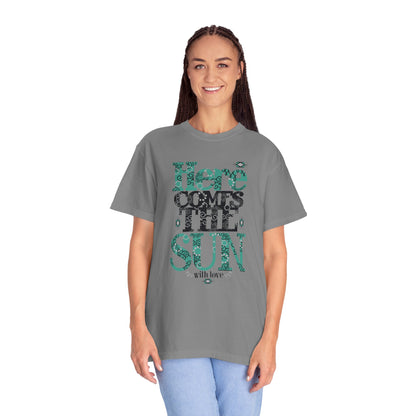 Here Comes The Sun Sunrise Beach Days Heartwarming Lovely Trendy Tee Adorable Warm Weather Unisex Heavy Cotton T-Shirt