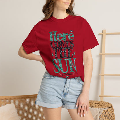 Here Comes The Sun Sunrise Beach Days Heartwarming Lovely Trendy Tee Adorable Warm Weather Unisex Heavy Cotton T-Shirt