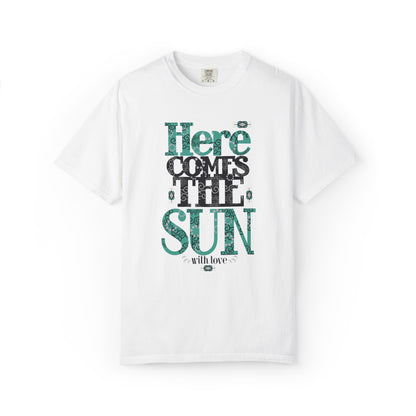 Here Comes The Sun Sunrise Beach Days Heartwarming Lovely Trendy Tee Adorable Warm Weather Unisex Heavy Cotton T-Shirt
