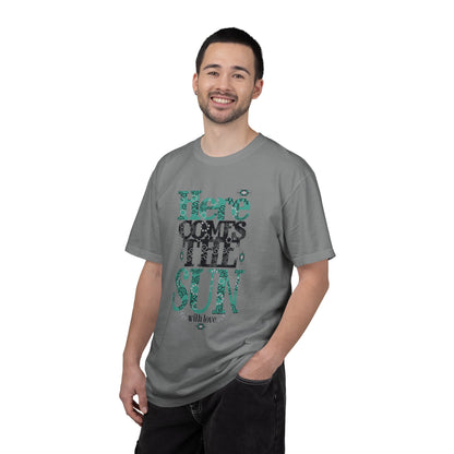 Here Comes The Sun Sunrise Beach Days Heartwarming Lovely Trendy Tee Adorable Warm Weather Unisex Heavy Cotton T-Shirt
