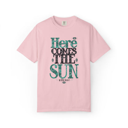 Here Comes The Sun Sunrise Beach Days Heartwarming Lovely Trendy Tee Adorable Warm Weather Unisex Heavy Cotton T-Shirt