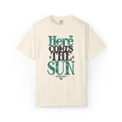 Here Comes The Sun Sunrise Beach Days Heartwarming Lovely Trendy Tee Adorable Warm Weather Unisex Heavy Cotton T-Shirt